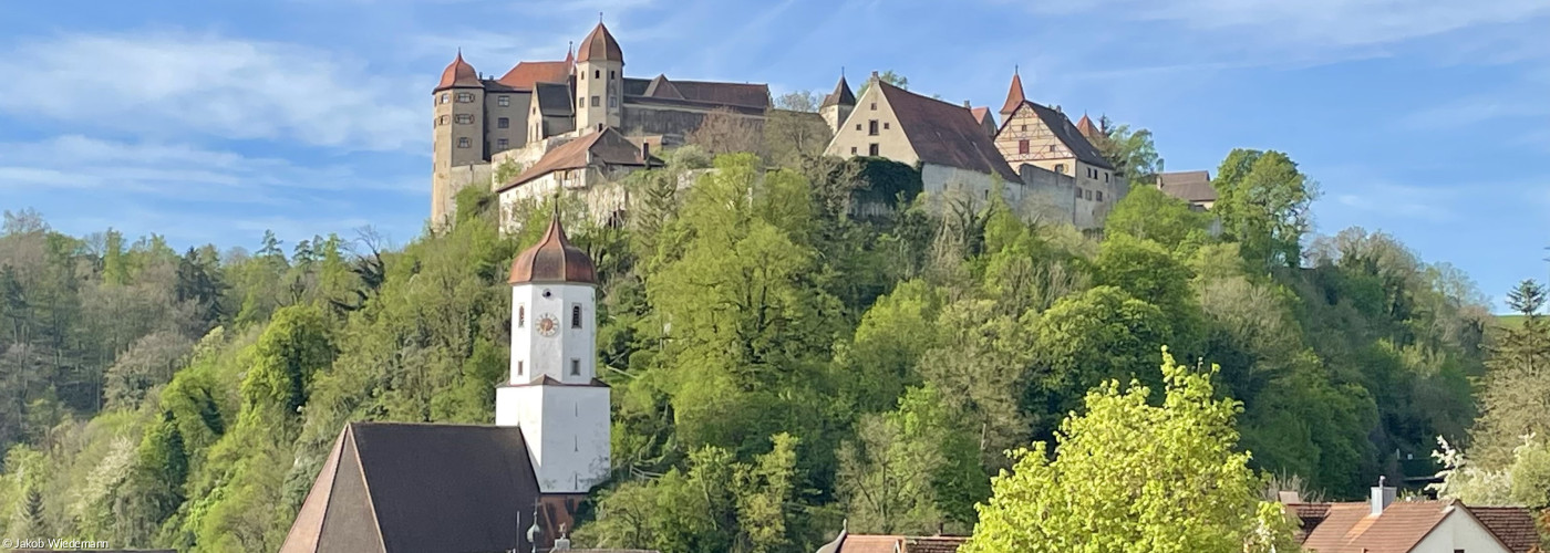 St. Barbara und Burg, Ansicht vom Gemeindehaus